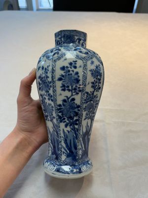 A Chinese blue and white octagonal vase and a plate with floral design, Kangxi — photo 8