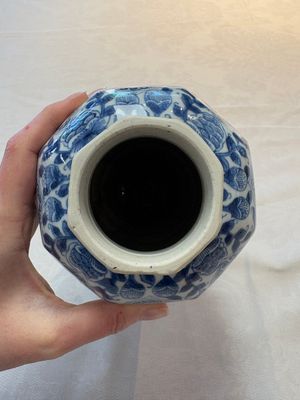 A Chinese blue and white octagonal vase and a plate with floral design, Kangxi — photo 9