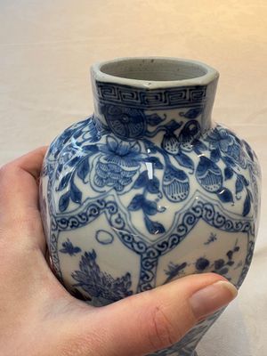 A Chinese blue and white octagonal vase and a plate with floral design, Kangxi — photo 10