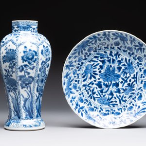 A Chinese blue and white octagonal vase and a plate with floral design, Kangxi — photo 1