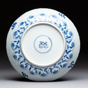 A Chinese blue and white octagonal vase and a plate with floral design, Kangxi — photo 2