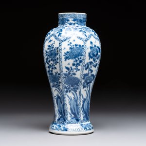A Chinese blue and white octagonal vase and a plate with floral design, Kangxi — photo 3