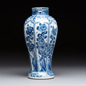 A Chinese blue and white octagonal vase and a plate with floral design, Kangxi — photo 4