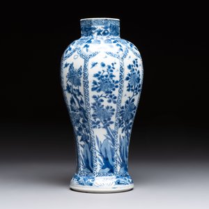 A Chinese blue and white octagonal vase and a plate with floral design, Kangxi — photo 5