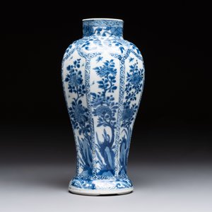 A Chinese blue and white octagonal vase and a plate with floral design, Kangxi — photo 6