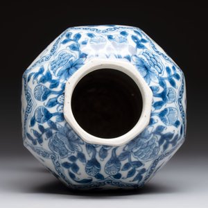A Chinese blue and white octagonal vase and a plate with floral design, Kangxi — photo 7