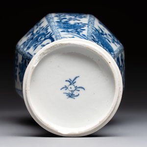 A Chinese blue and white octagonal vase and a plate with floral design, Kangxi — photo 8