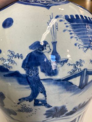 A Chinese blue and white octagonal vase depicting the game of 'touhu', Transitional period — photo 12