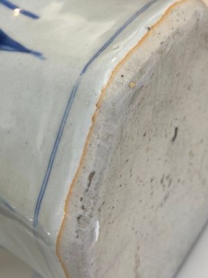 A Chinese blue and white octagonal vase depicting the game of 'touhu', Transitional period — photo 16