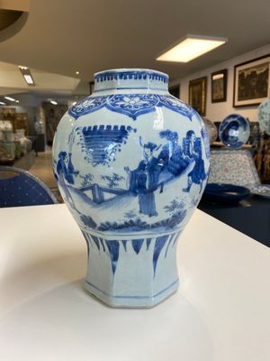 A Chinese blue and white octagonal vase depicting the game of 'touhu', Transitional period — photo 1