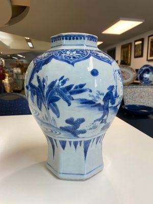 A Chinese blue and white octagonal vase depicting the game of 'touhu', Transitional period — photo 2