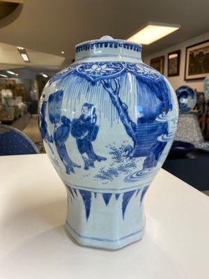 A Chinese blue and white octagonal vase depicting the game of 'touhu', Transitional period — photo 4