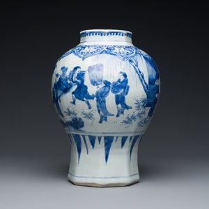 A Chinese blue and white octagonal vase depicting the game of 'touhu', Transitional period — photo 2
