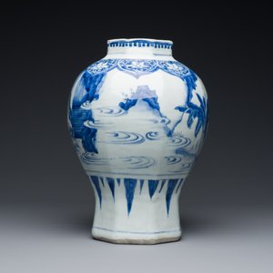 A Chinese blue and white octagonal vase depicting the game of 'touhu', Transitional period — photo 3