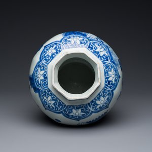 A Chinese blue and white octagonal vase depicting the game of 'touhu', Transitional period — photo 5