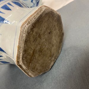 A Chinese blue and white octagonal vase, Transitional period — photo 20
