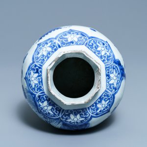 A Chinese blue and white octagonal vase, Transitional period — photo 6