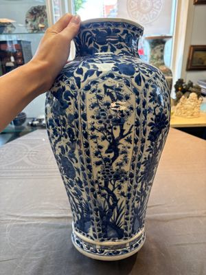 A Chinese blue and white octagonal vase with birds among flowering branches, Kangxi — 照片 1