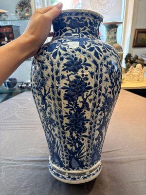 A Chinese blue and white octagonal vase with birds among flowering branches, Kangxi — 照片 2