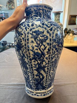 A Chinese blue and white octagonal vase with birds among flowering branches, Kangxi — 照片 3