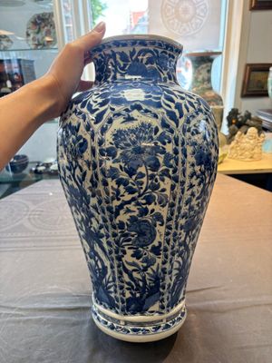 A Chinese blue and white octagonal vase with birds among flowering branches, Kangxi — 照片 4