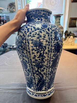 A Chinese blue and white octagonal vase with birds among flowering branches, Kangxi — 照片 5