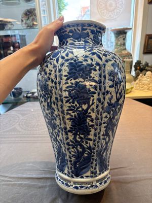 A Chinese blue and white octagonal vase with birds among flowering branches, Kangxi — 照片 6