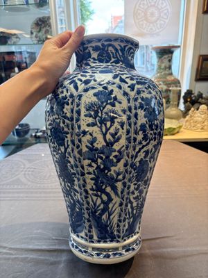 A Chinese blue and white octagonal vase with birds among flowering branches, Kangxi — 照片 7