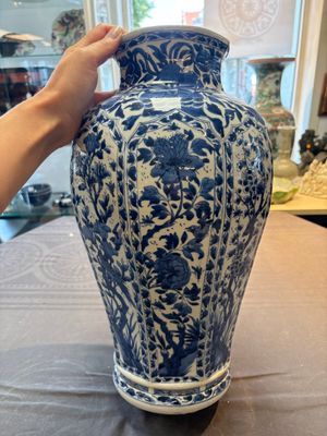 A Chinese blue and white octagonal vase with birds among flowering branches, Kangxi — 照片 8