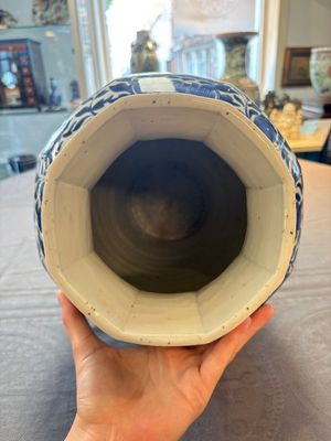A Chinese blue and white octagonal vase with birds among flowering branches, Kangxi — 照片 9
