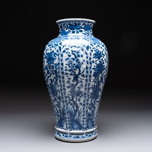 A Chinese blue and white octagonal vase with birds among flowering branches, Kangxi — 照片 1