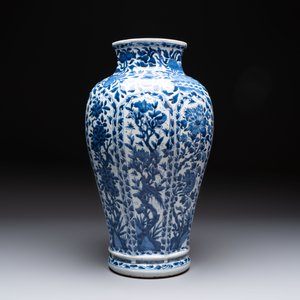 A Chinese blue and white octagonal vase with birds among flowering branches, Kangxi — 照片 2