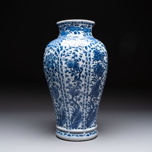 A Chinese blue and white octagonal vase with birds among flowering branches, Kangxi — 照片 3