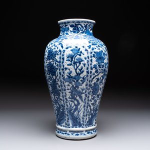 A Chinese blue and white octagonal vase with birds among flowering branches, Kangxi — 照片 4