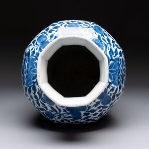A Chinese blue and white octagonal vase with birds among flowering branches, Kangxi — 照片 5