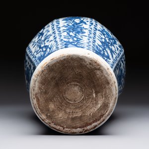 A Chinese blue and white octagonal vase with birds among flowering branches, Kangxi — 照片 6