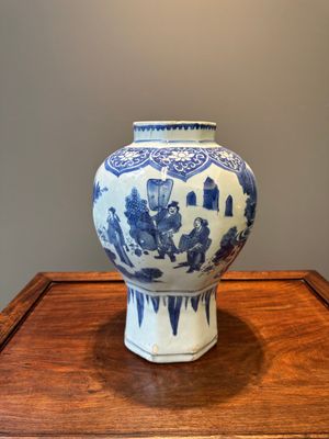 A Chinese blue and white octagonal 'Zhi Ri Gao Sheng 指日高昇' vase, Transitional period — photo 1