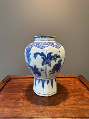 A Chinese blue and white octagonal 'Zhi Ri Gao Sheng 指日高昇' vase, Transitional period — photo 3