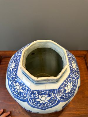 A Chinese blue and white octagonal 'Zhi Ri Gao Sheng 指日高昇' vase, Transitional period — photo 5