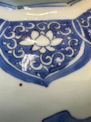 A Chinese blue and white octagonal 'Zhi Ri Gao Sheng 指日高昇' vase, Transitional period — photo 10