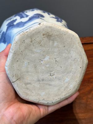 A Chinese blue and white octagonal 'Zhi Ri Gao Sheng 指日高昇' vase, Transitional period — photo 13