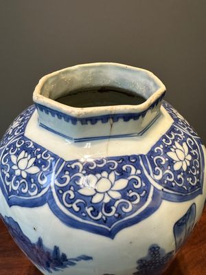 A Chinese blue and white octagonal 'Zhi Ri Gao Sheng 指日高昇' vase, Transitional period — photo 4