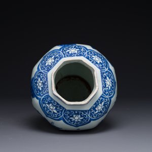 A Chinese blue and white octagonal 'Zhi Ri Gao Sheng 指日高昇' vase, Transitional period — photo 7