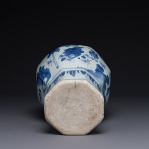 A Chinese blue and white octagonal 'Zhi Ri Gao Sheng 指日高昇' vase, Transitional period — photo 8
