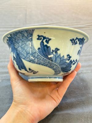 A Chinese blue and white 'Ode to the Red Cliff' bowl and a bowl with floral design, Yongle and Chenghua mark, Transitional period — 照片 3