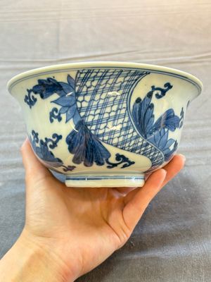 A Chinese blue and white 'Ode to the Red Cliff' bowl and a bowl with floral design, Yongle and Chenghua mark, Transitional period — 照片 4