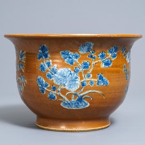 A Chinese blue and white on brown ground cachepot, 19th C. — photo 2