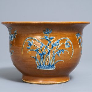 A Chinese blue and white on brown ground cachepot, 19th C. — photo 4