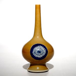 A Chinese blue and white on café au lait-ground sprinkler, Kangxi — 照片 1