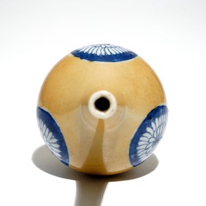 A Chinese blue and white on café au lait-ground sprinkler, Kangxi — 照片 5
